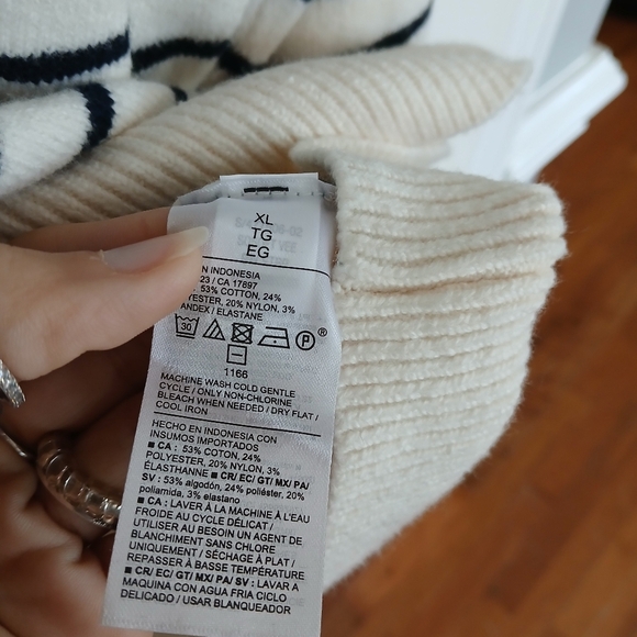 Old Navy Cream And Black Striped V Neck Sweater NWT Size XL Academia Casual - Picture 6 of 7